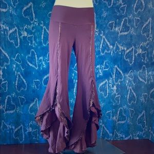 Om Gaia Tree Plum 3/4 ruffled Yoga Pants M